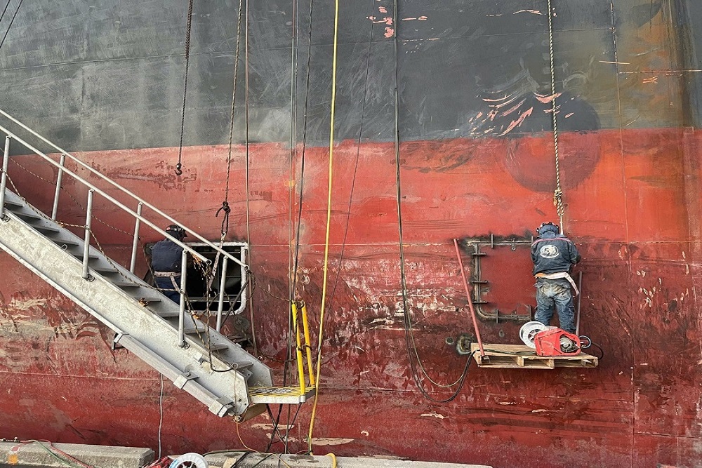 Hull repair work on a vessel using a suspended work platform