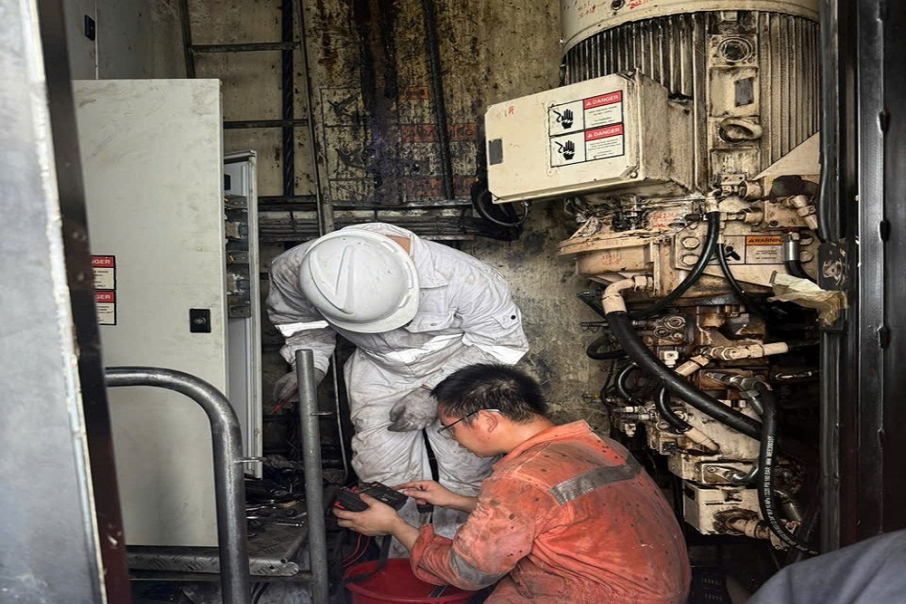 VNS technicians troubleshooting a crane hydraulic oil overheating issue aboard a vessel
