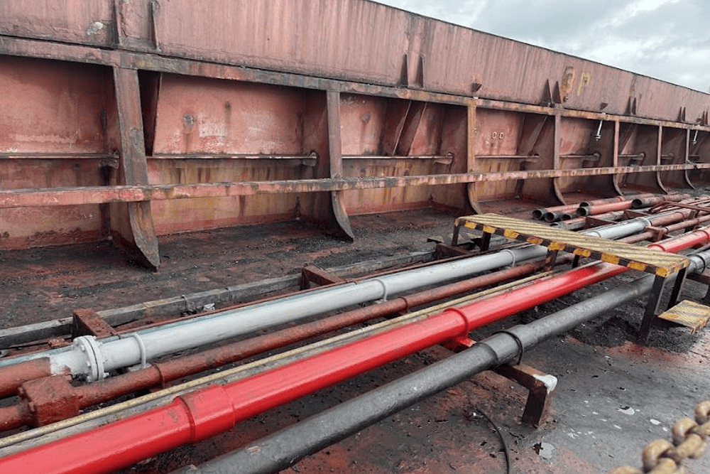 Hydraulic pipeline renewal on the main deck at Son Duong
