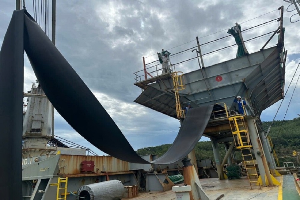 Rubber conveyor belt replacement on board a vessel