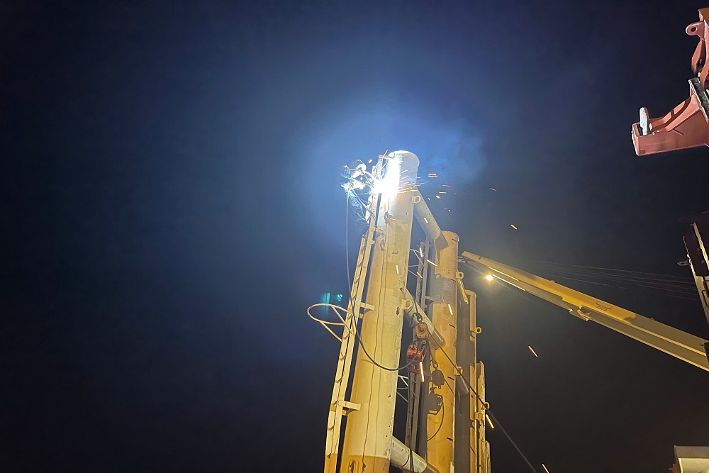 VNS welder replacing a safety ring on a deck crane post