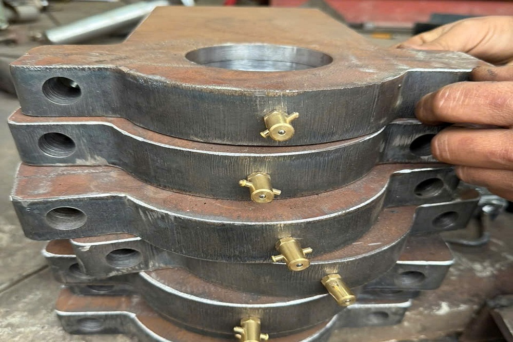 Machined split bearing housings for marine equipment repair