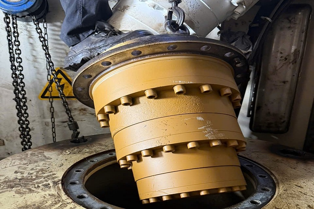VNS crane luffing gearbox replacement during ship repair