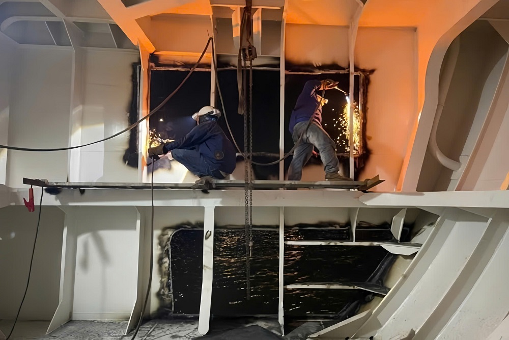 VNS technicians cropping and renewing steel plates at the PS transom of a vessel