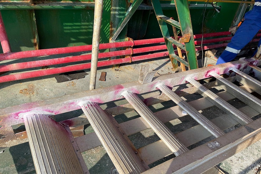 Dye penetrant testing of welded accommodation ladder steps