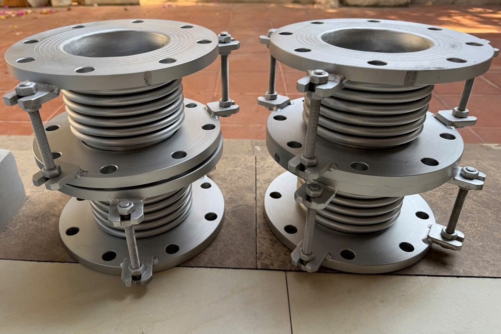 Stainless steel flexible pipe joints with flanges and tie rods