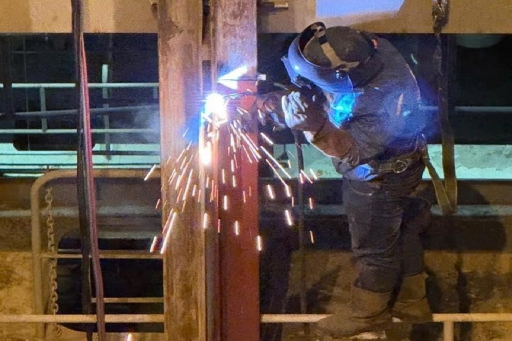 Cell guide repair aboard a container vessel