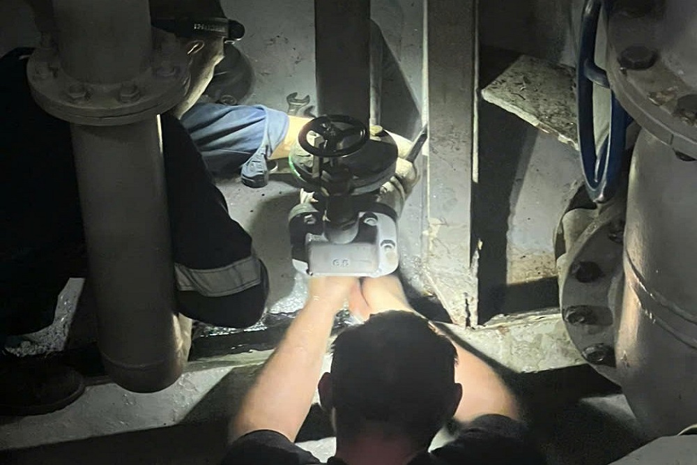 Diver blanking a pipe during overboard pipe replacement