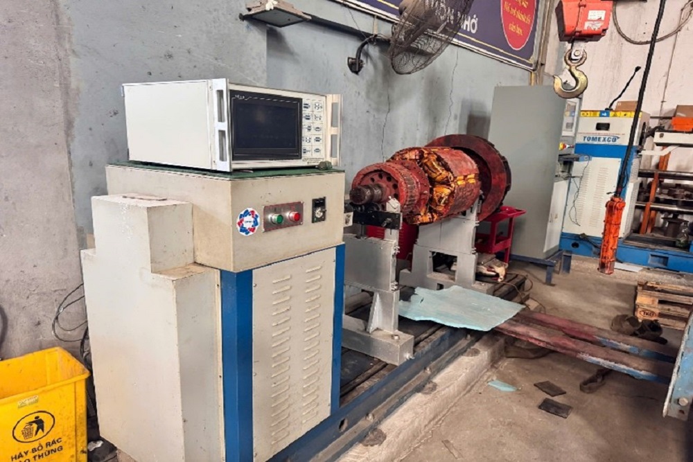 Electric motor rotor mounted on a dynamic balancing machine