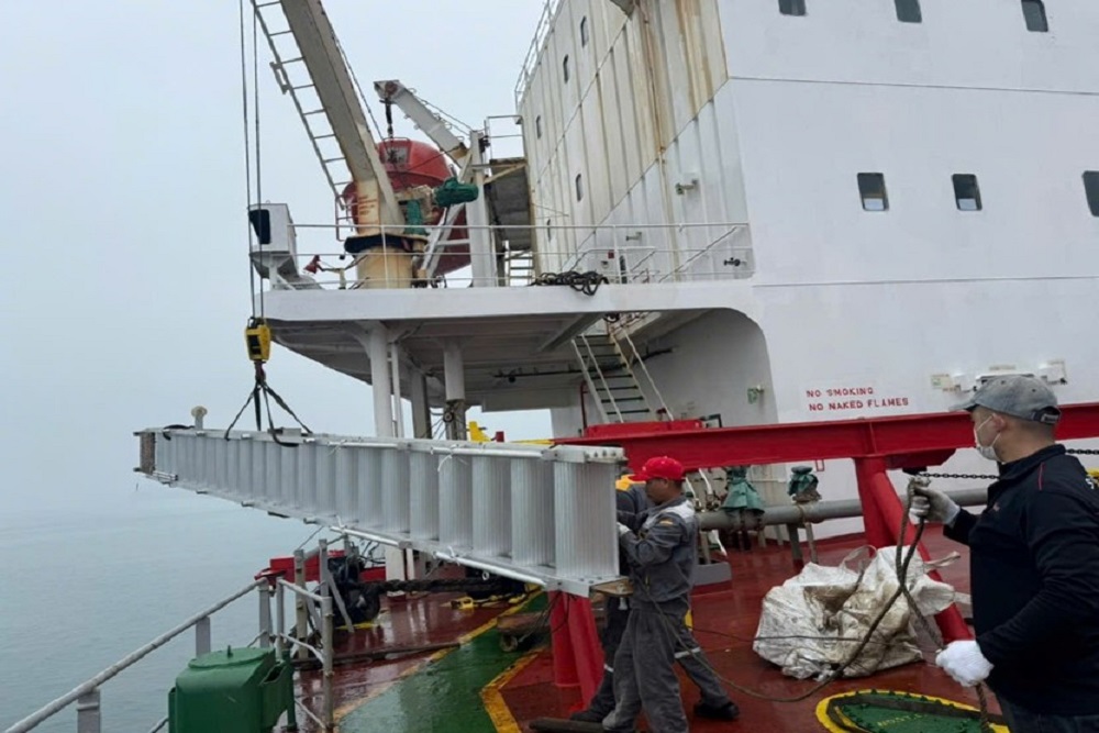 Accommodation ladder being installed on a vessel at Vung Ang